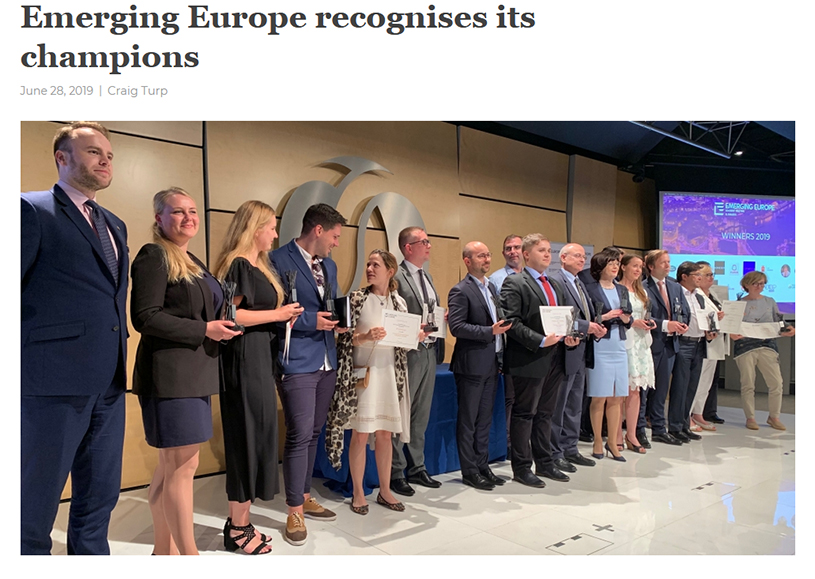 Zrzut ekranu jednego z portali relacjonujących wydarzenie rozdania nagród na gali Emerging Europe Awards 2019 –zwycięzcy trzymają w rękach statuetki wydrukowane metodą 3D przez naszą firmę.